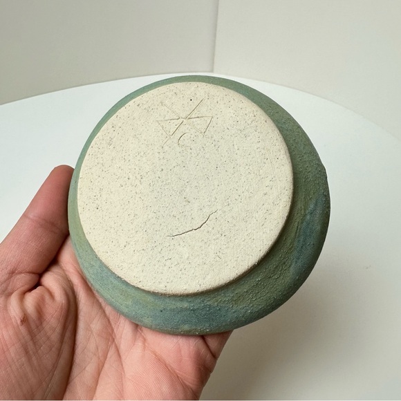 Handmade sculpted flower stoneware mini dish - Picture 5 of 6